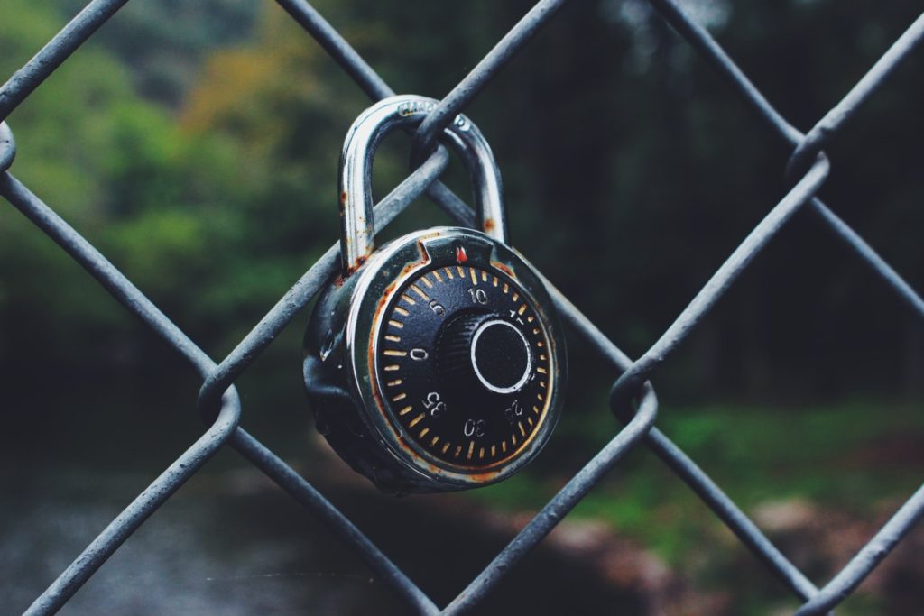zoom lock in